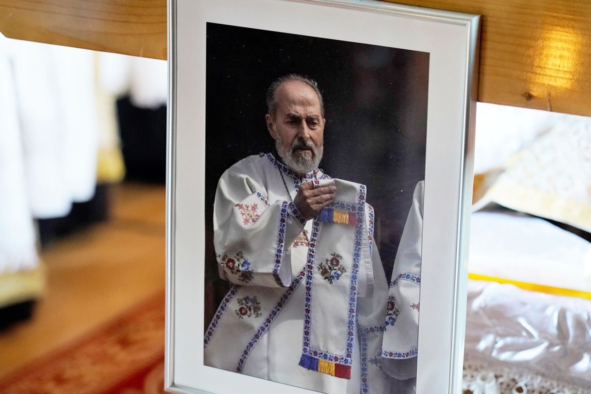 Părintele profesor Ioan Caraza a fost înhumat la Farcașa 338428