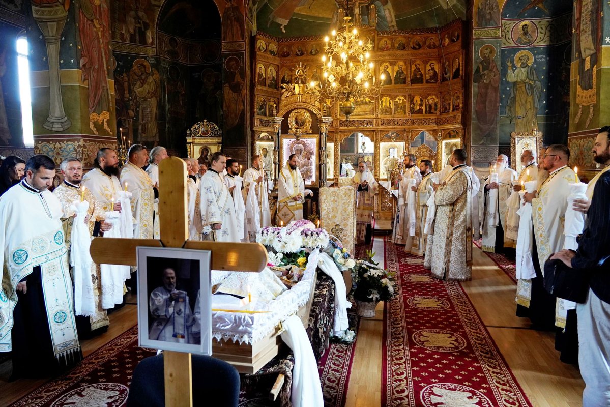 Părintele profesor Ioan Caraza a fost înhumat la Farcașa 338429