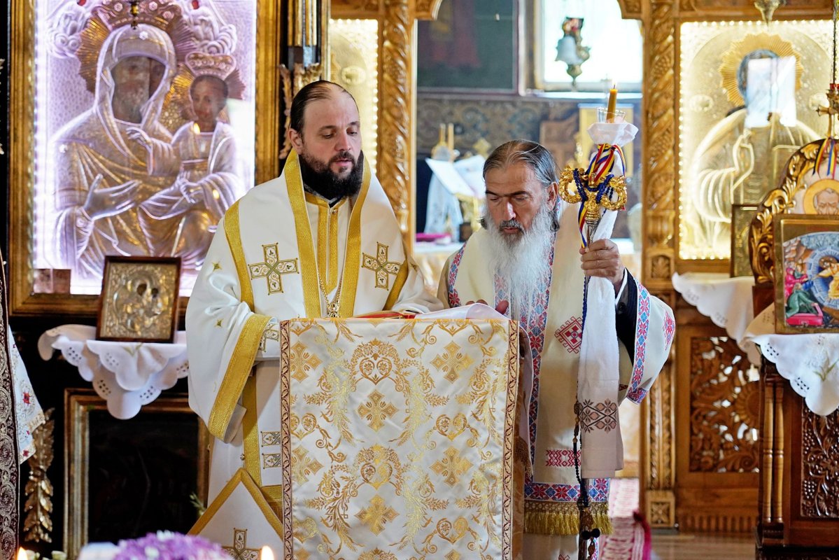 Părintele profesor Ioan Caraza a fost înhumat la Farcașa 338430