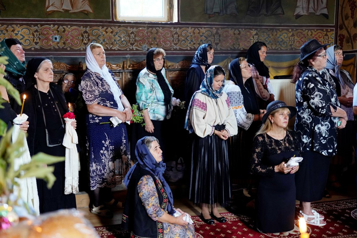 Părintele profesor Ioan Caraza a fost înhumat la Farcașa 338431