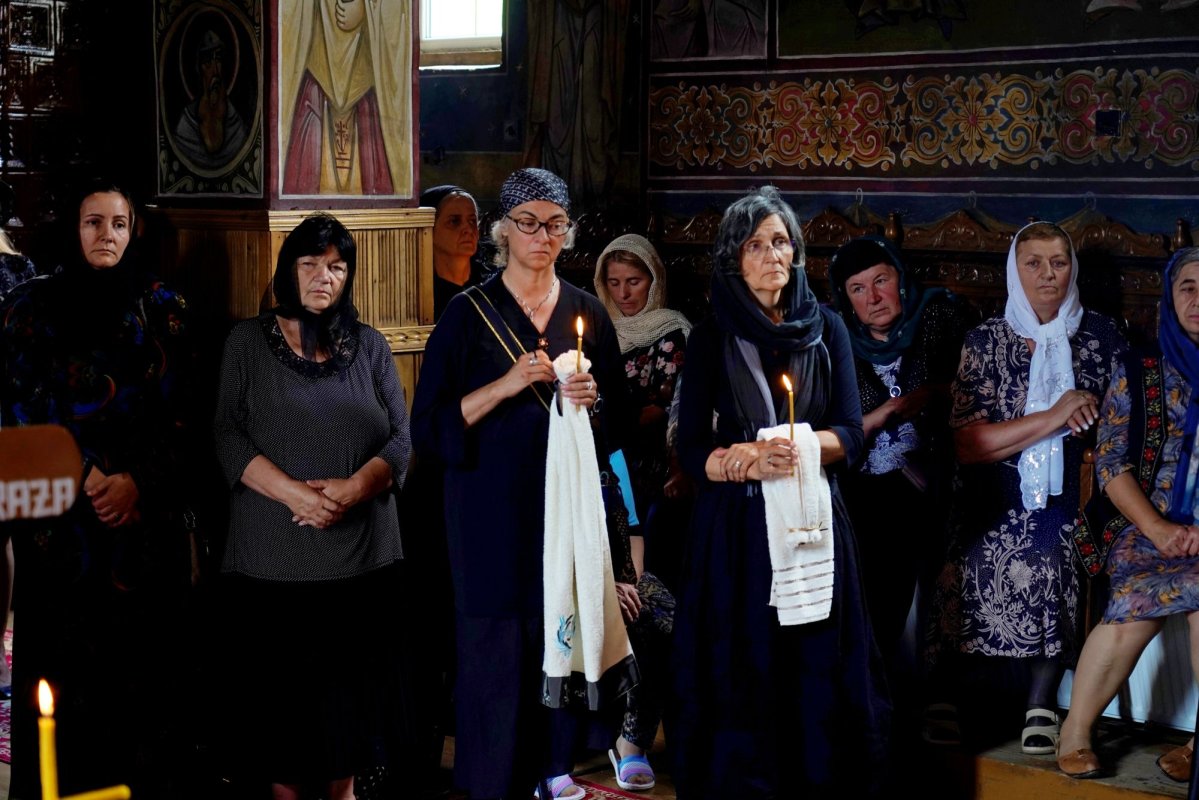 Părintele profesor Ioan Caraza a fost înhumat la Farcașa 338432