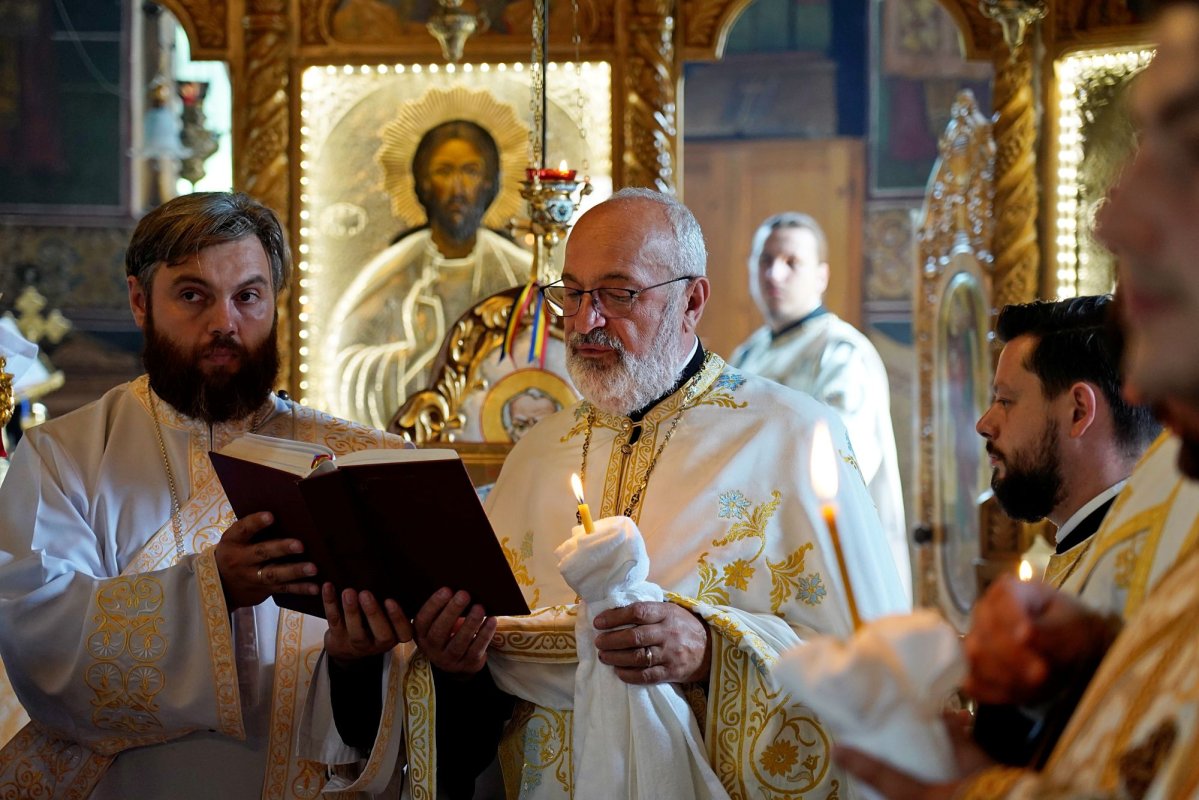 Părintele profesor Ioan Caraza a fost înhumat la Farcașa 338434