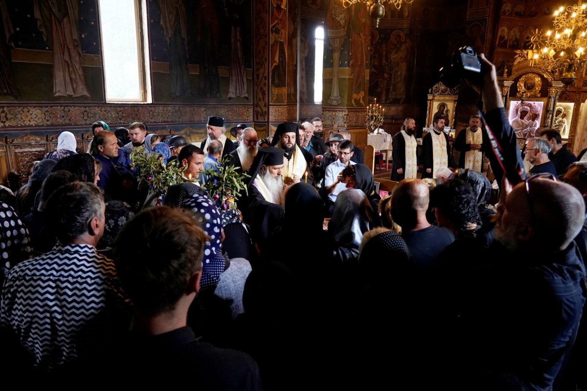 Părintele profesor Ioan Caraza a fost înhumat la Farcașa 338435