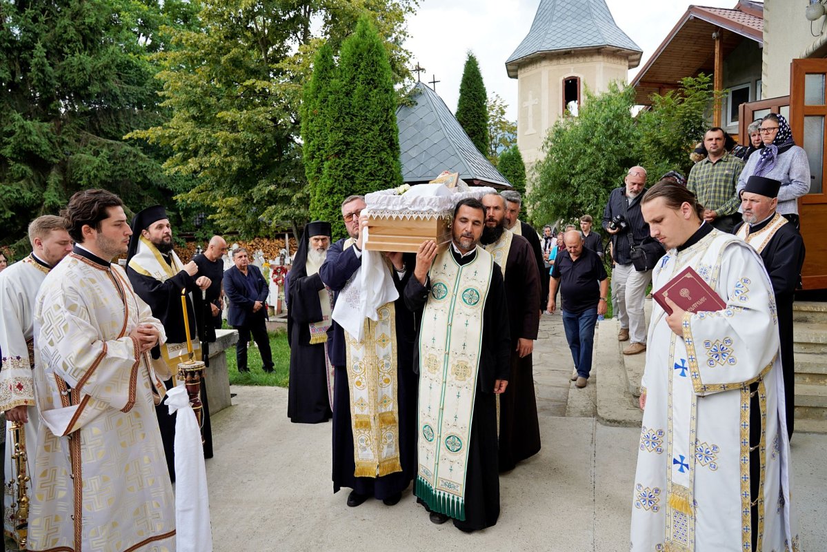 Părintele profesor Ioan Caraza a fost înhumat la Farcașa 338436