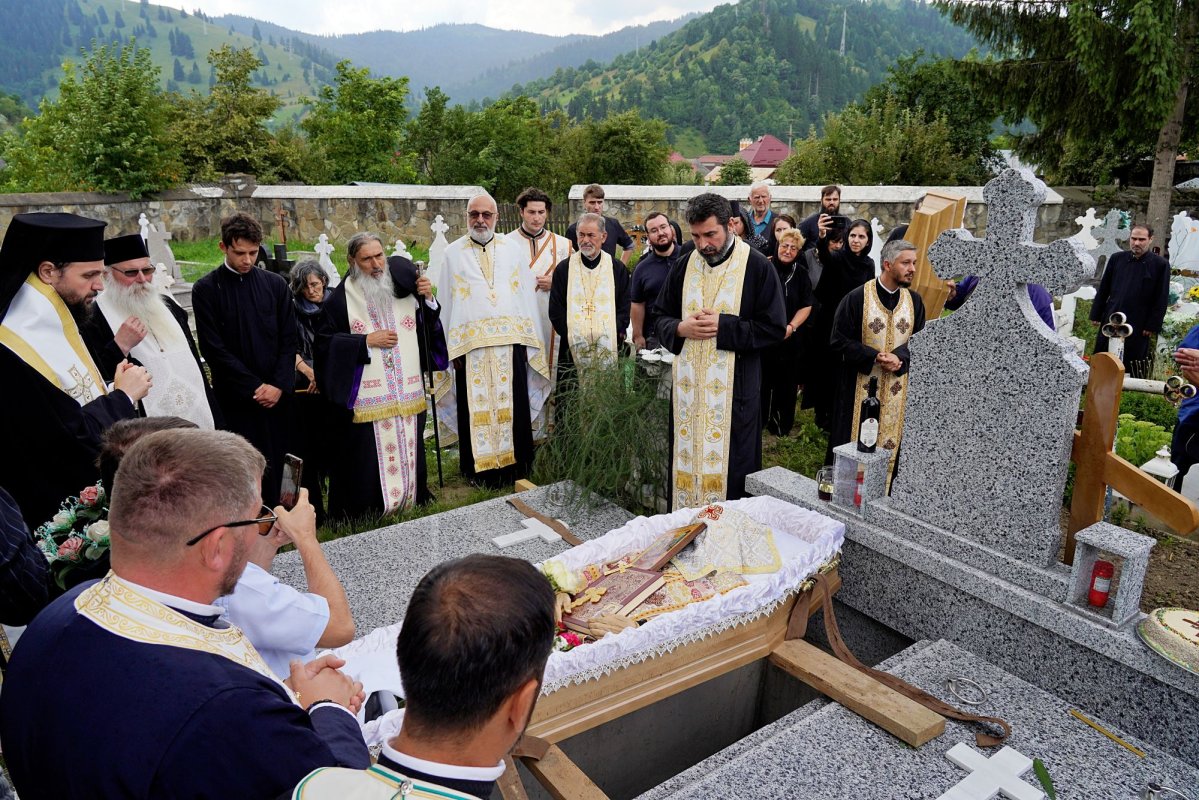 Părintele profesor Ioan Caraza a fost înhumat la Farcașa 338437