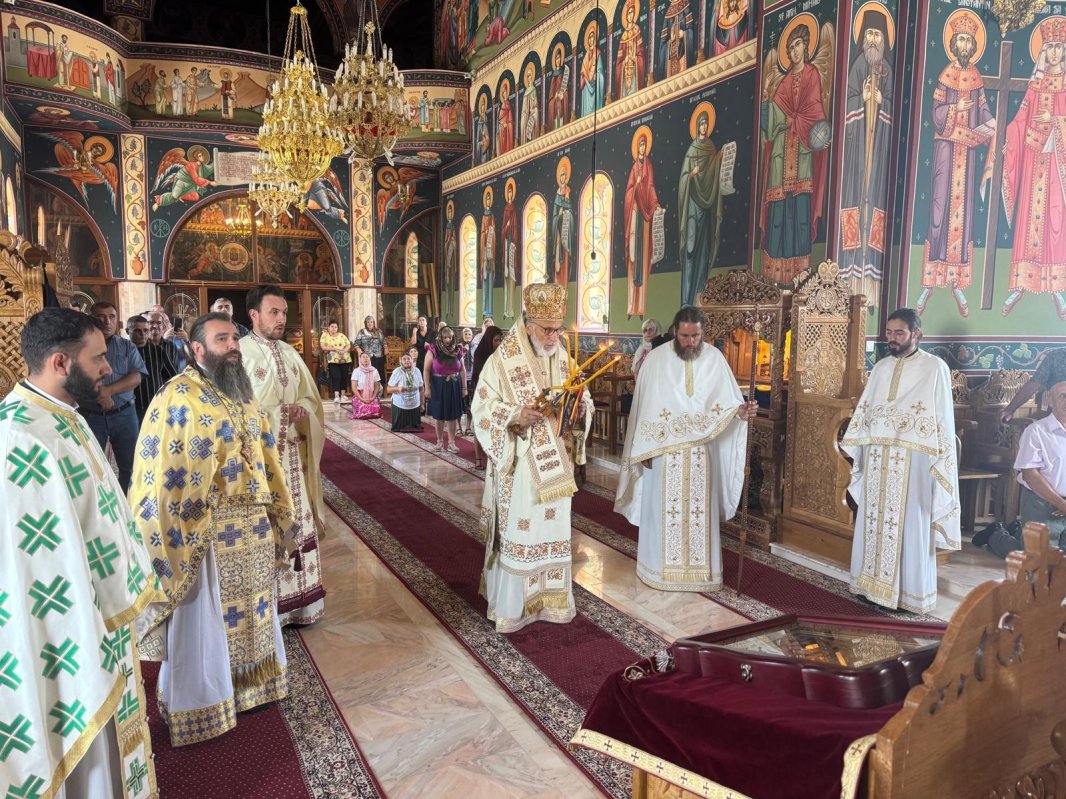 Slujire arhierească la o mănăstire reînviată din Argeș 338335