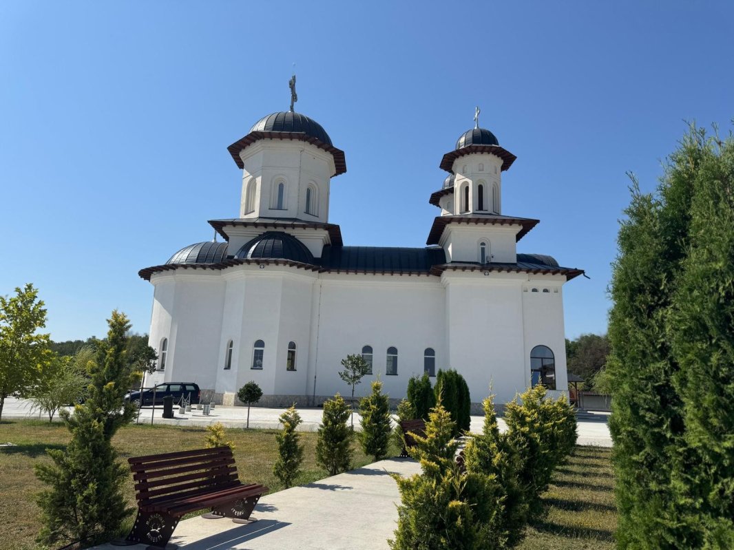 Slujire arhierească la o mănăstire reînviată din Argeș 338336