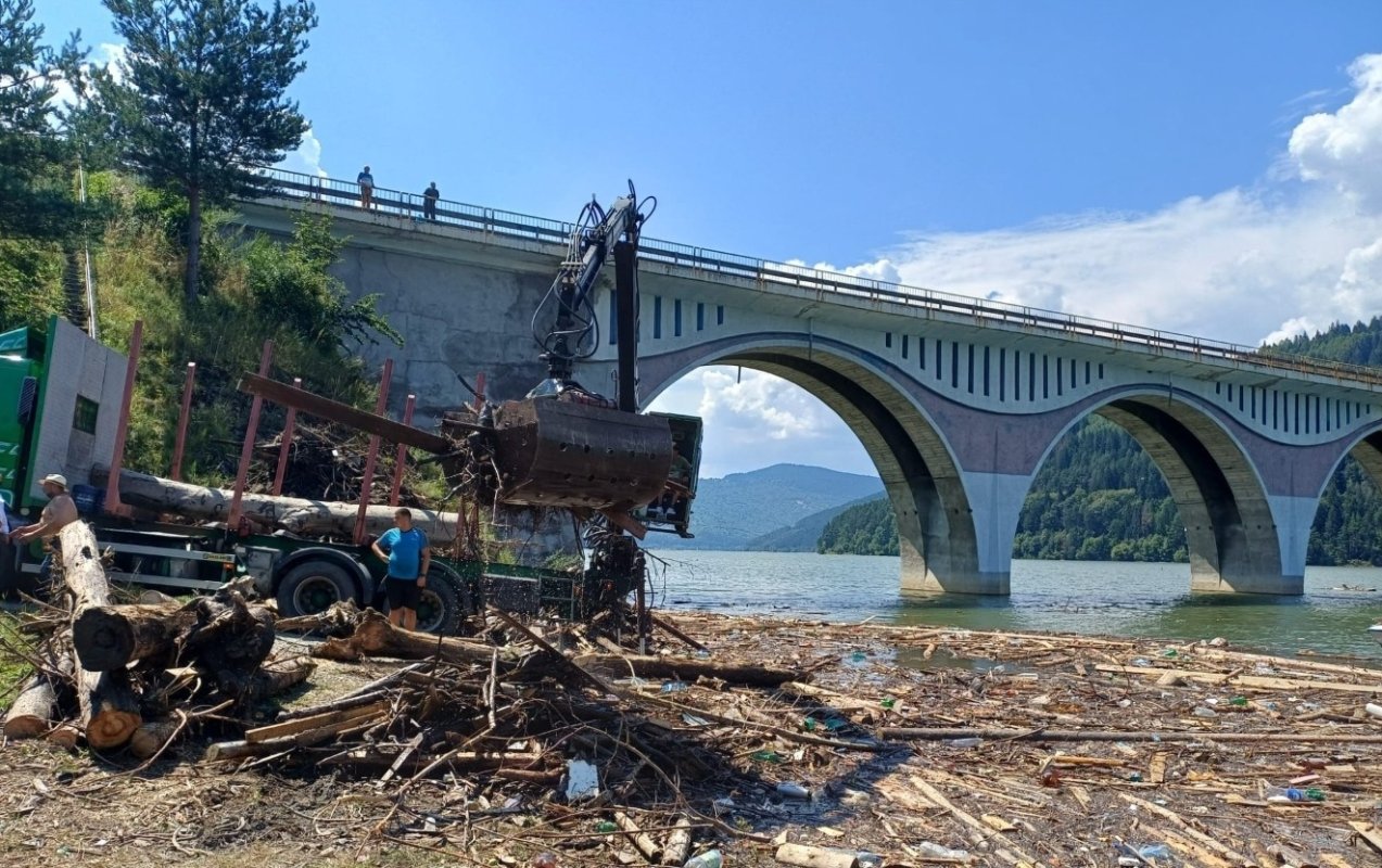 A început curățarea lacului Bicaz 338404