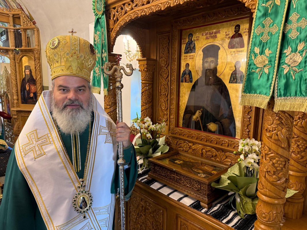 Episcopul Hușilor, acasă la Sfântul Ioan Iacob 338507