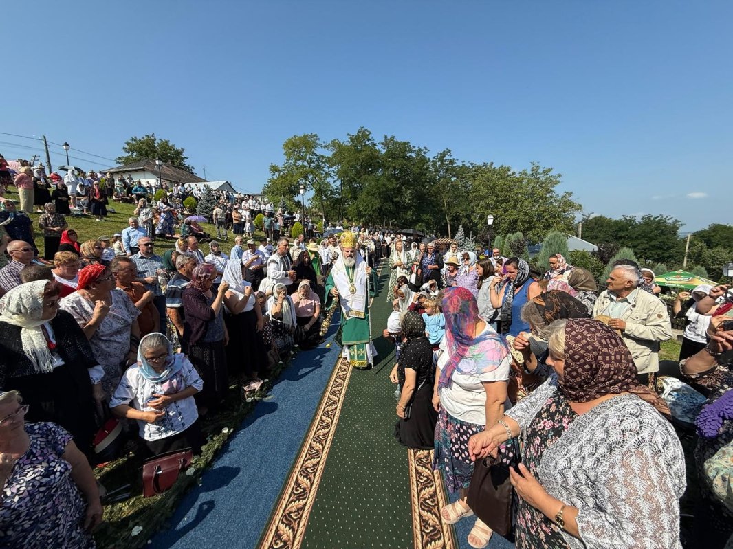 Episcopul Hușilor, acasă la Sfântul Ioan Iacob 338508