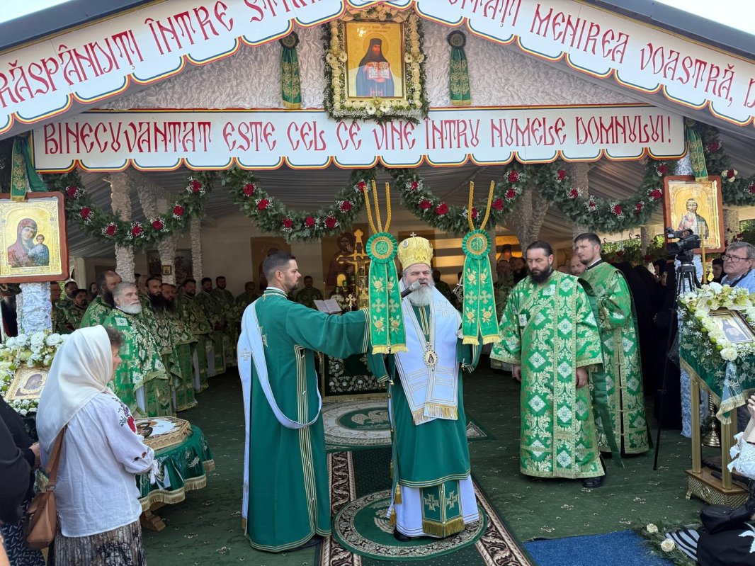 Episcopul Hușilor, acasă la Sfântul Ioan Iacob 338509