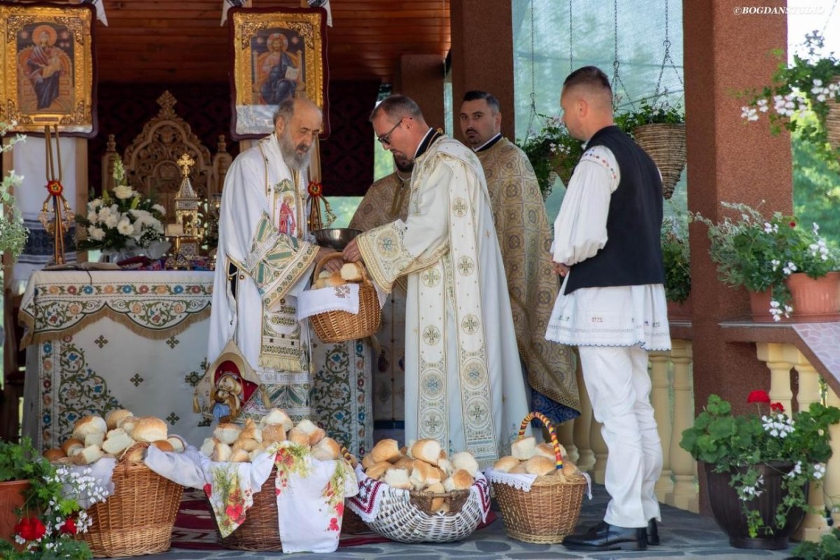 Liturghie arhierească în Parohia Chiheru de Jos, Protopopiatul Reghin 338448