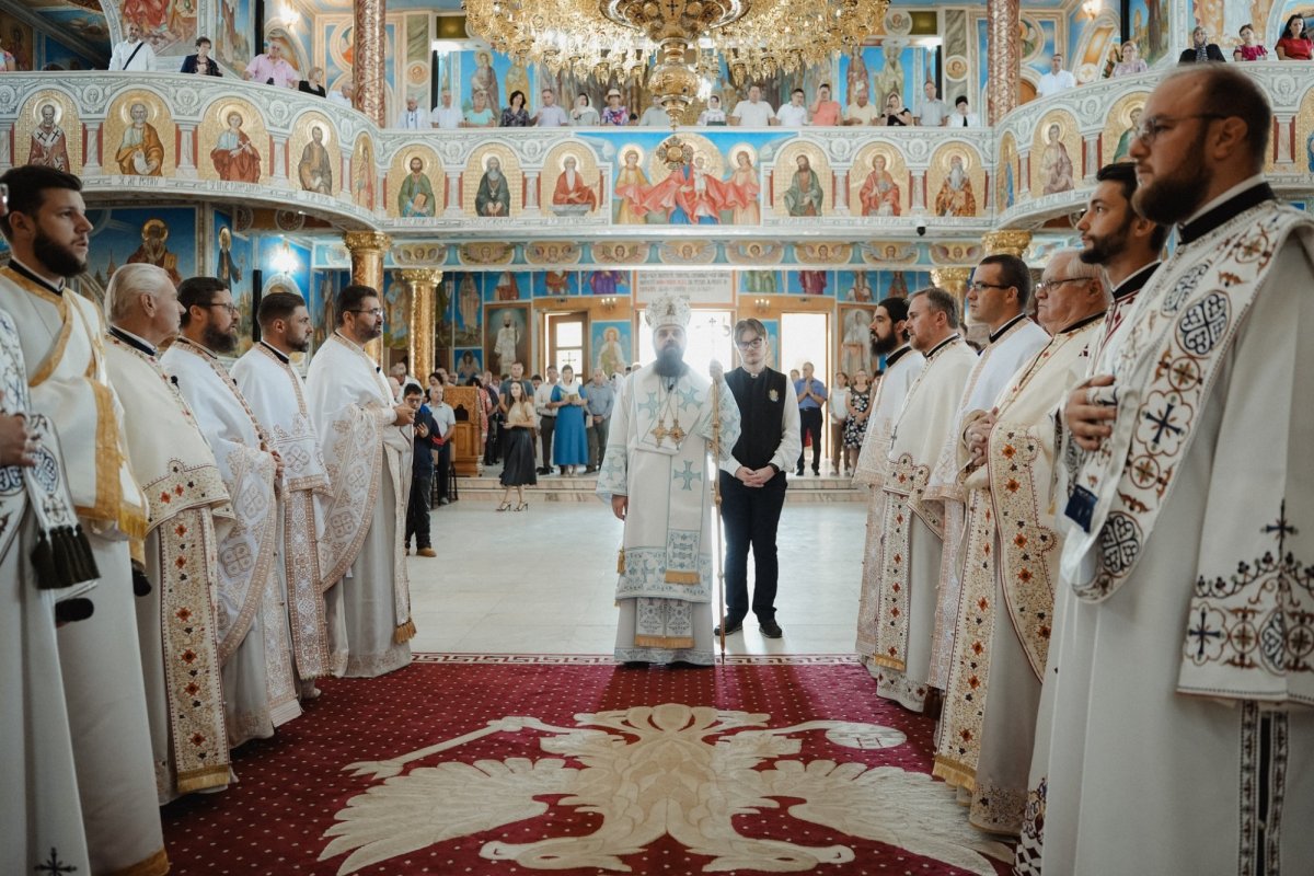 Tineri din mai multe zone ale țării, în rugăciune la Catedrala Episcopală din Zalău 338465