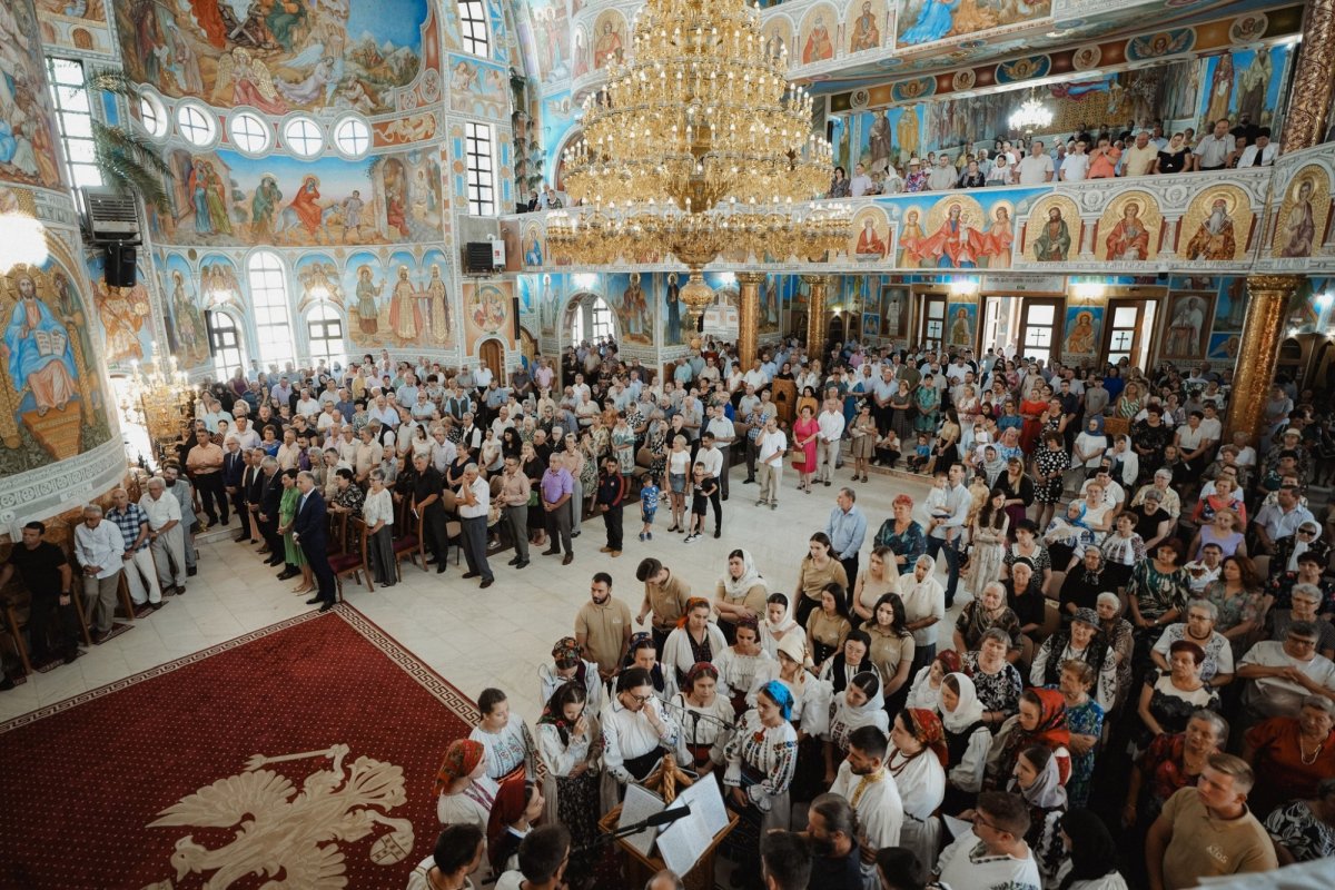 Tineri din mai multe zone ale țării, în rugăciune la Catedrala Episcopală din Zalău 338467