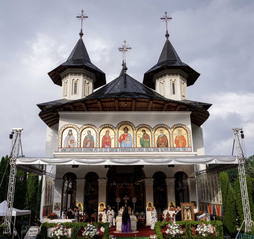 Florile sfințeniei din grădina sihaștrilor dumnezeiești, Cuvioşii Cleopa și Paisie, ne invită la pridvoarele Raiului 338870