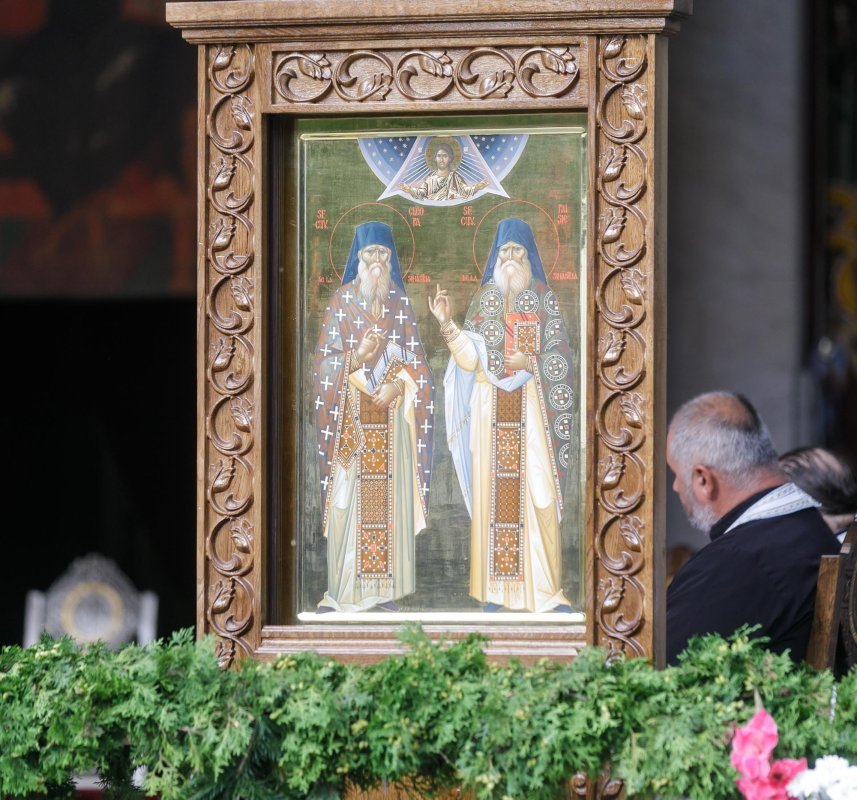 Florile sfințeniei din grădina sihaștrilor dumnezeiești, Cuvioşii Cleopa și Paisie, ne invită la pridvoarele Raiului 338871