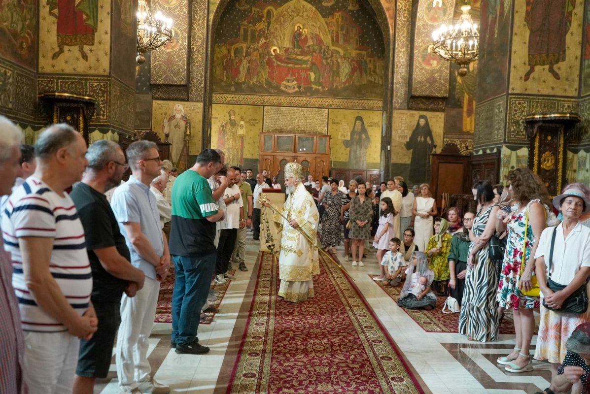 Slujire arhierească la Catedrala Arhiepiscopală din Galați 338910