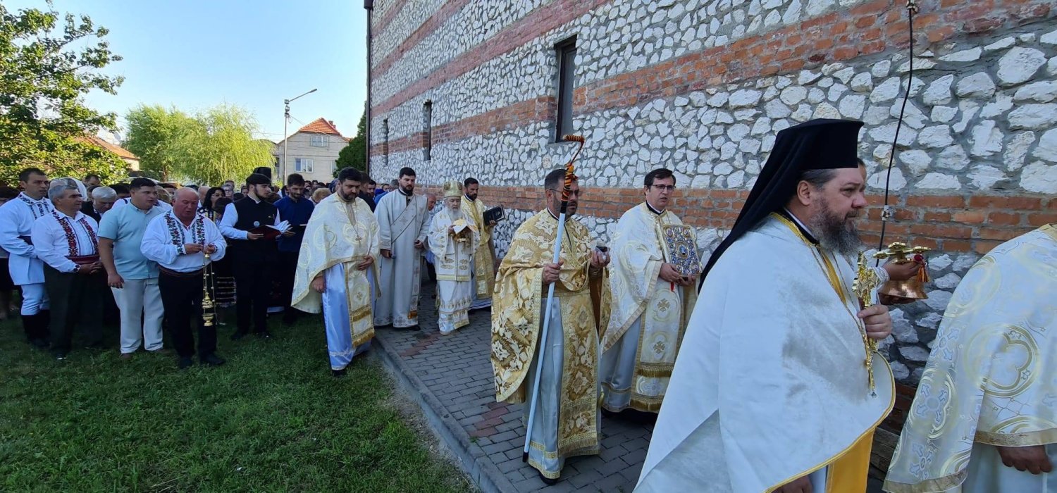 Târnosirea bisericii din cartierul arădean Cadaș-Silvaș 338900