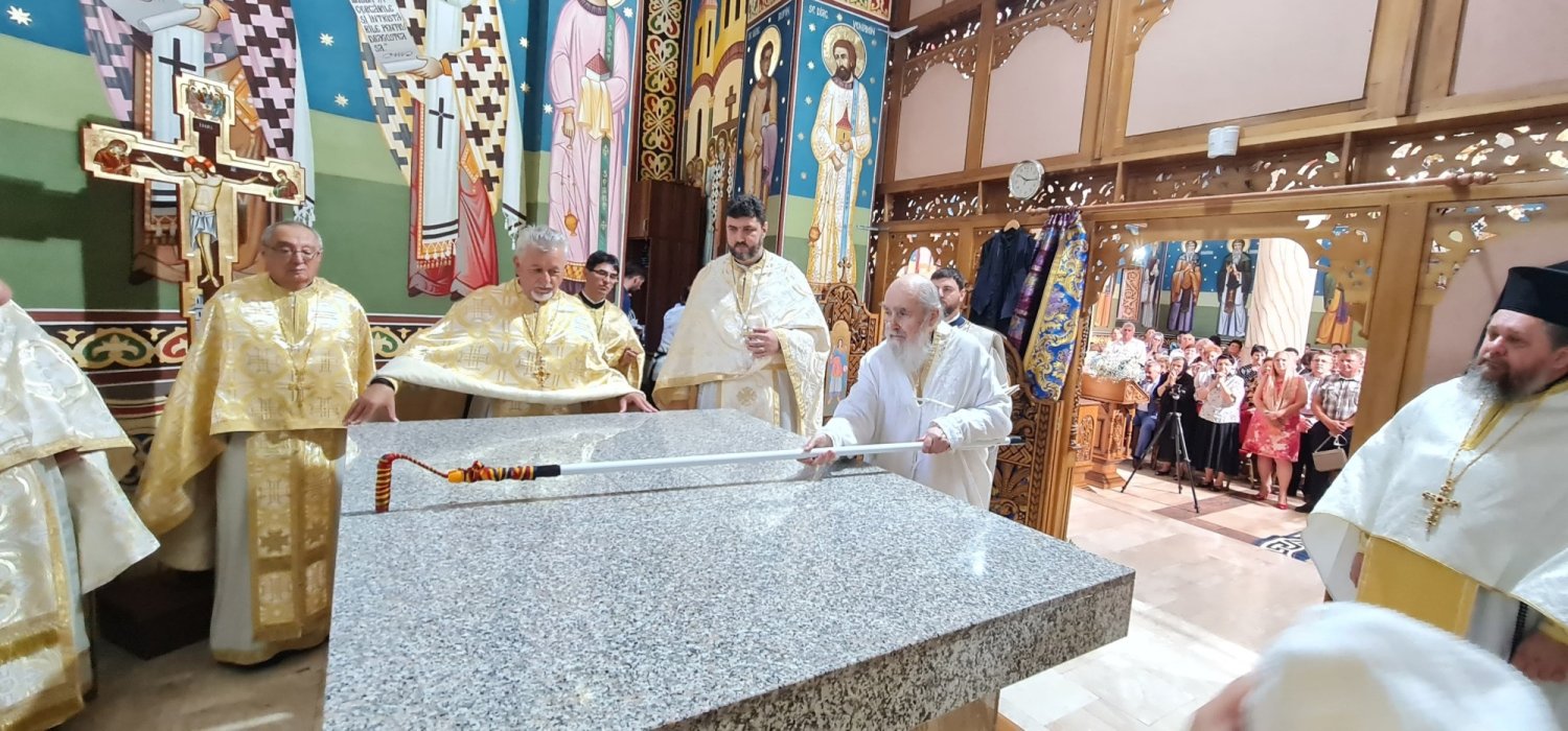 Târnosirea bisericii din cartierul arădean Cadaș-Silvaș 338901