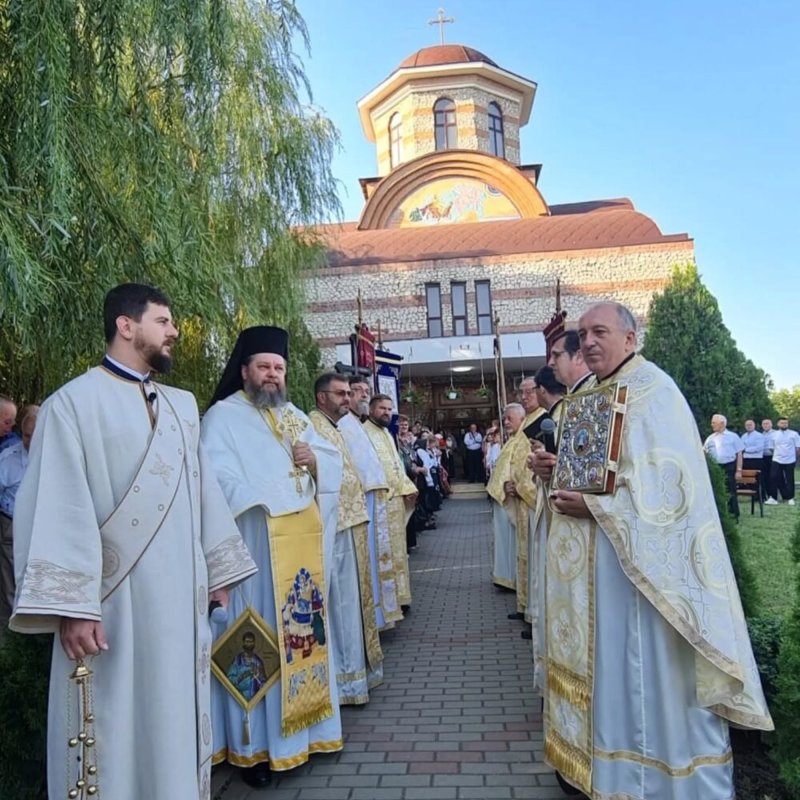 Târnosirea bisericii din cartierul arădean Cadaș-Silvaș 338903