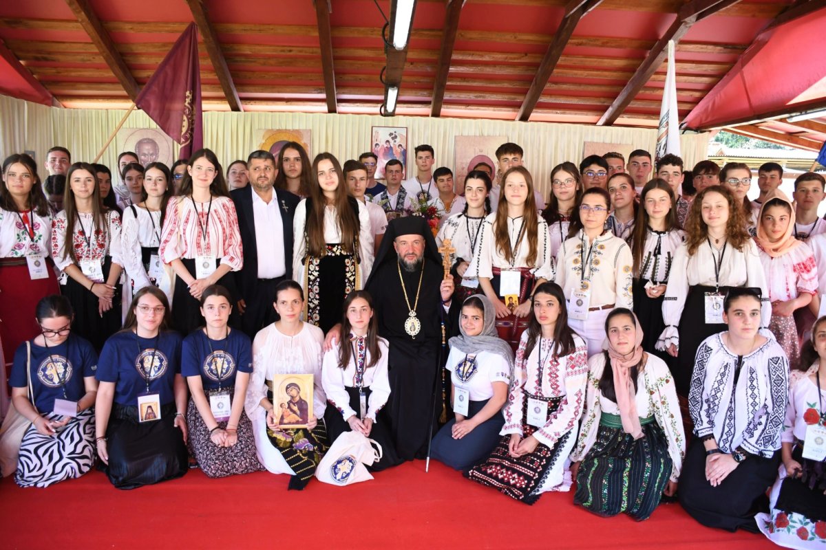 Binecuvântare pentru tinerii din tabăra „Tradiție și noutate” 338969