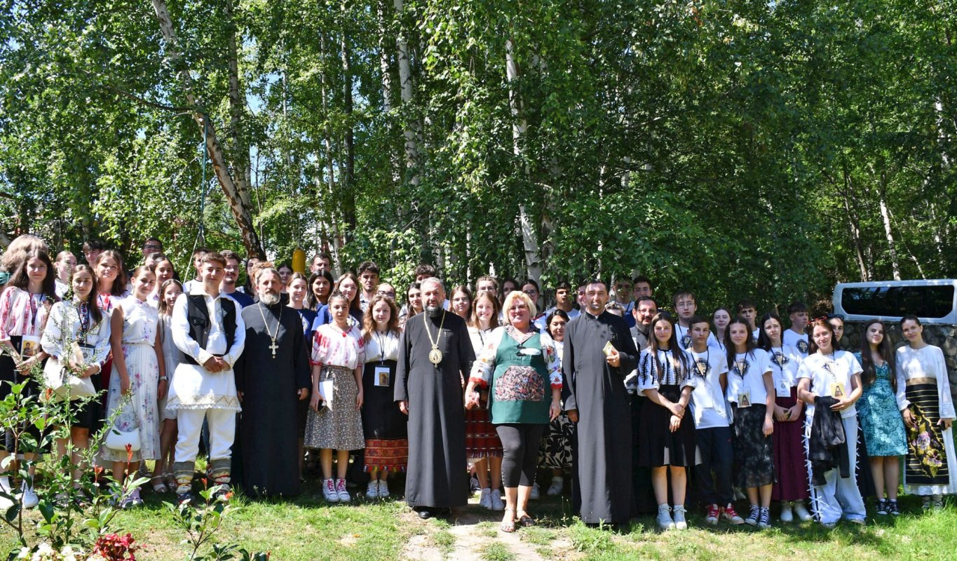 Binecuvântare pentru tinerii din tabăra „Tradiție și noutate” 338970