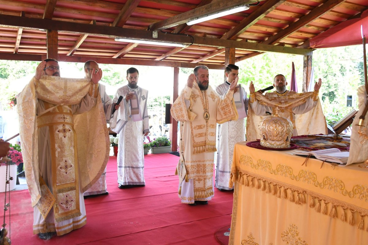 Binecuvântare pentru tinerii din tabăra „Tradiție și noutate” 338971