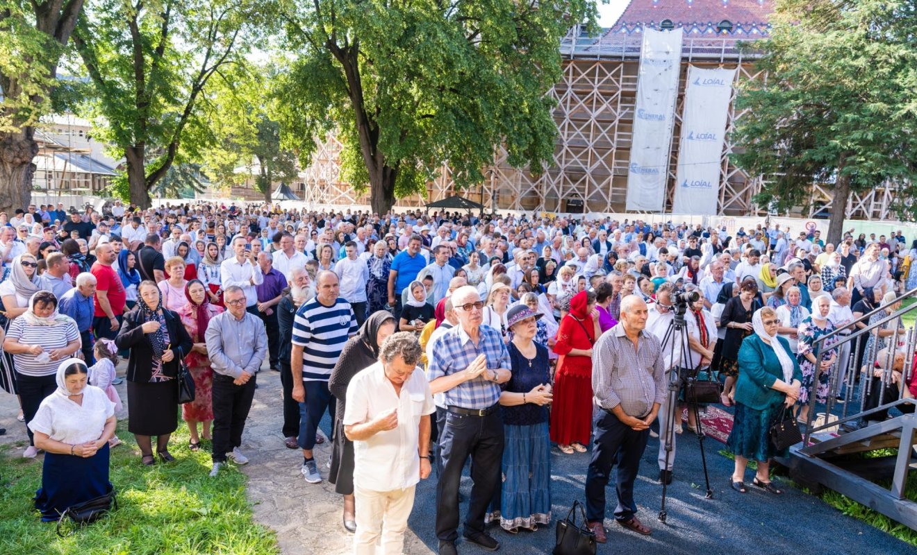 Slujire arhierească la Catedrala Arhiepiscopală din Suceava 338966
