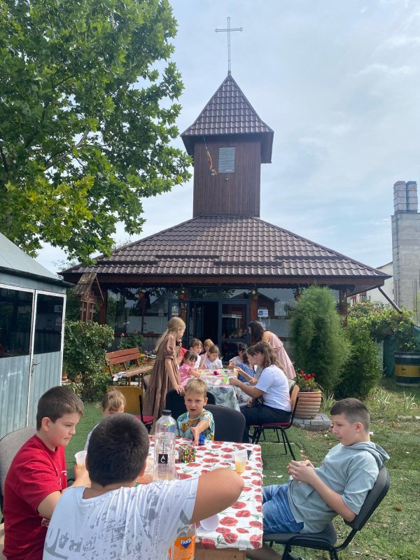 Școala de vară din tinda bisericii la Timișoara 339071