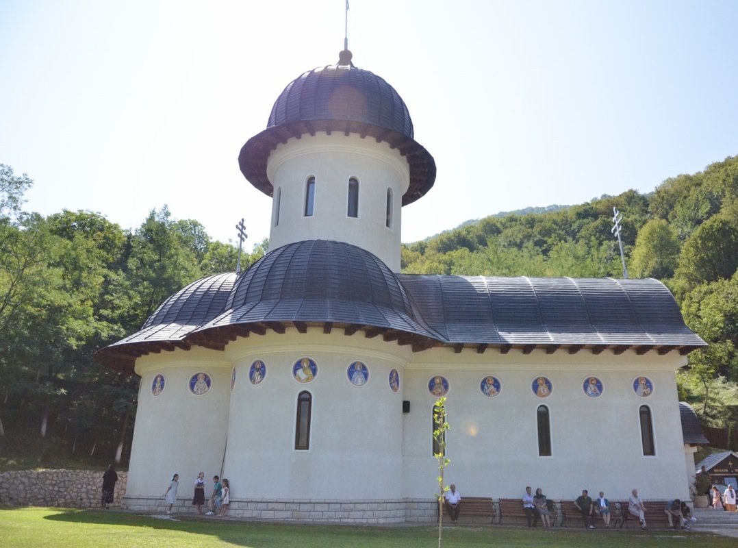 Slujiri şi binecuvântări arhiereşti în Episcopia Devei şi Hunedoarei 339033