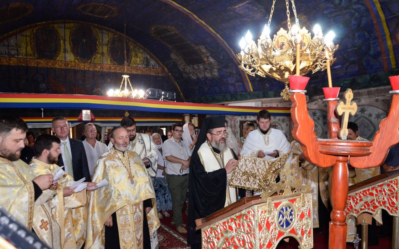 Slujiri şi binecuvântări arhiereşti în Episcopia Devei şi Hunedoarei 339037