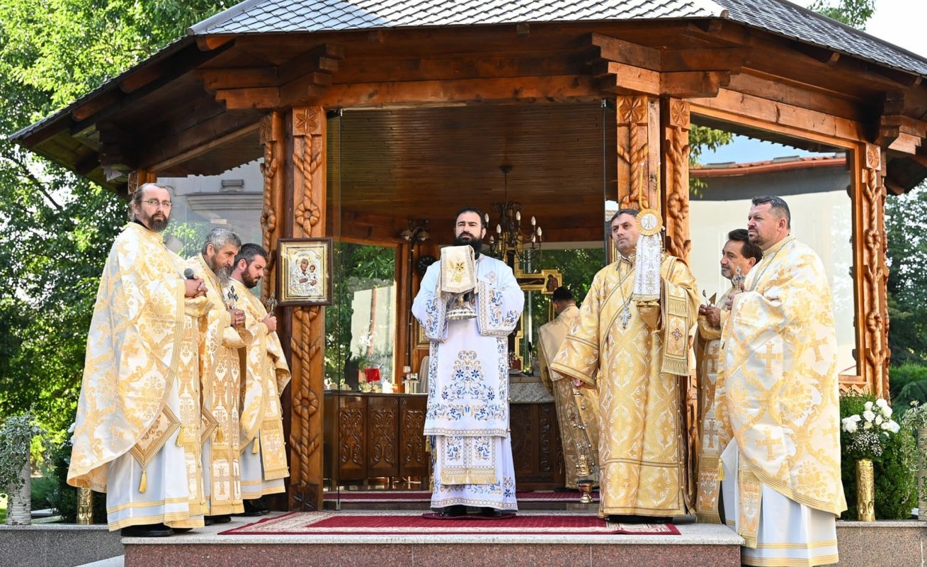 Slujiri şi binecuvântări arhiereşti în Episcopia Devei şi Hunedoarei 339038