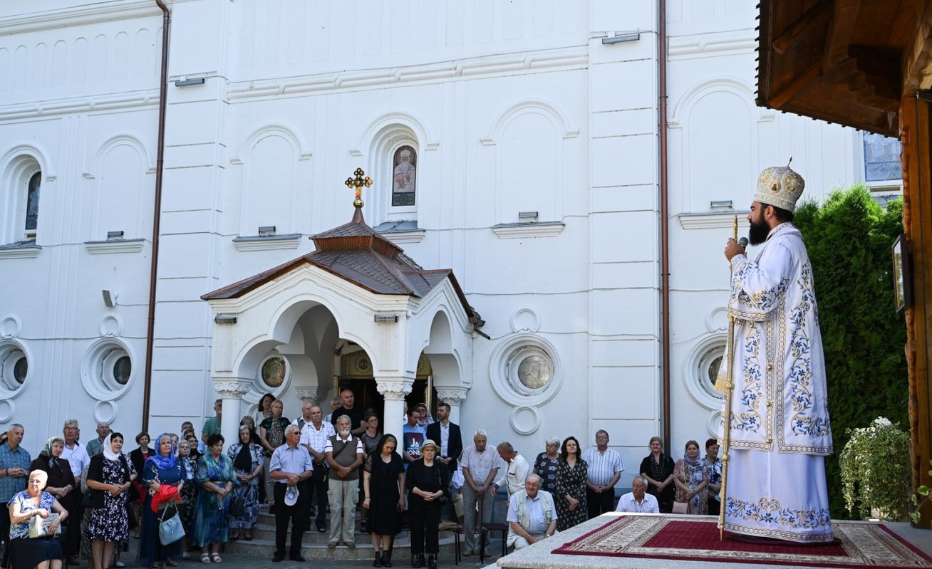 Slujiri şi binecuvântări arhiereşti în Episcopia Devei şi Hunedoarei 339039