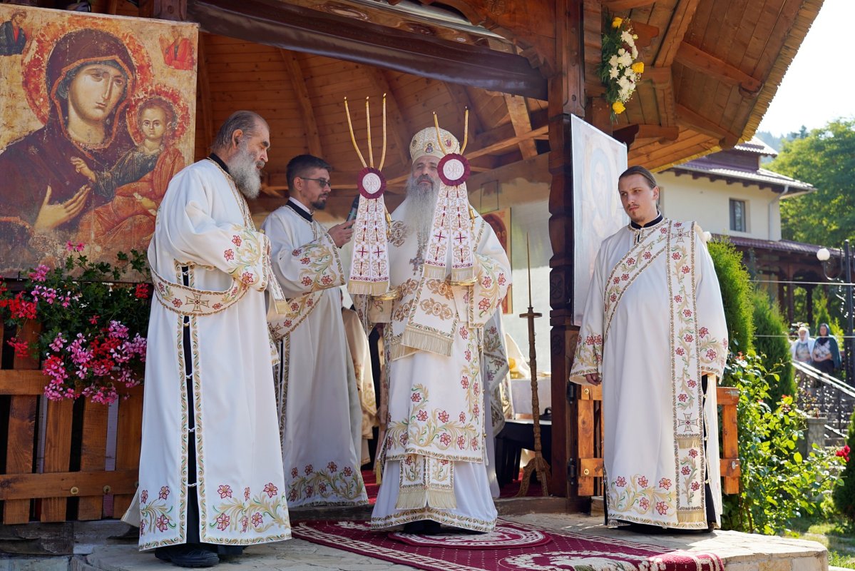 Mitropolitul Moldovei și Bucovinei la hramul Mănăstirii Paltin - Petru Vodă 339304