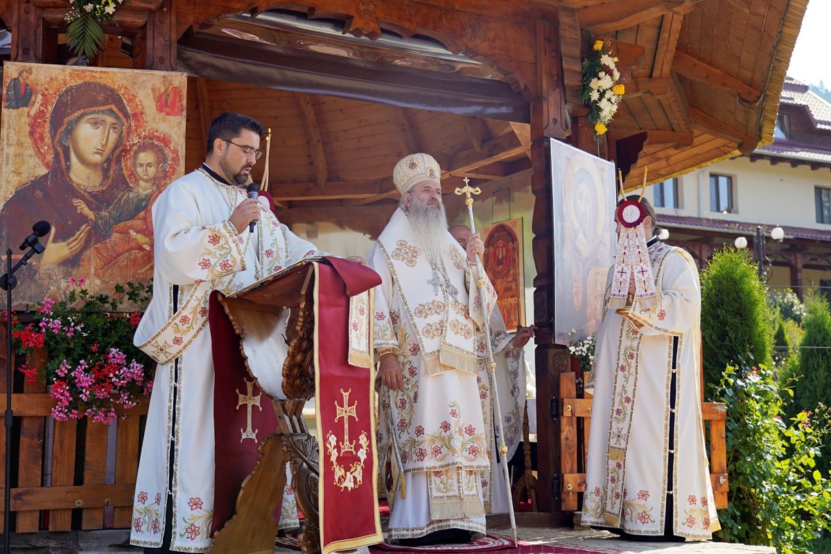 Mitropolitul Moldovei și Bucovinei la hramul Mănăstirii Paltin - Petru Vodă 339305