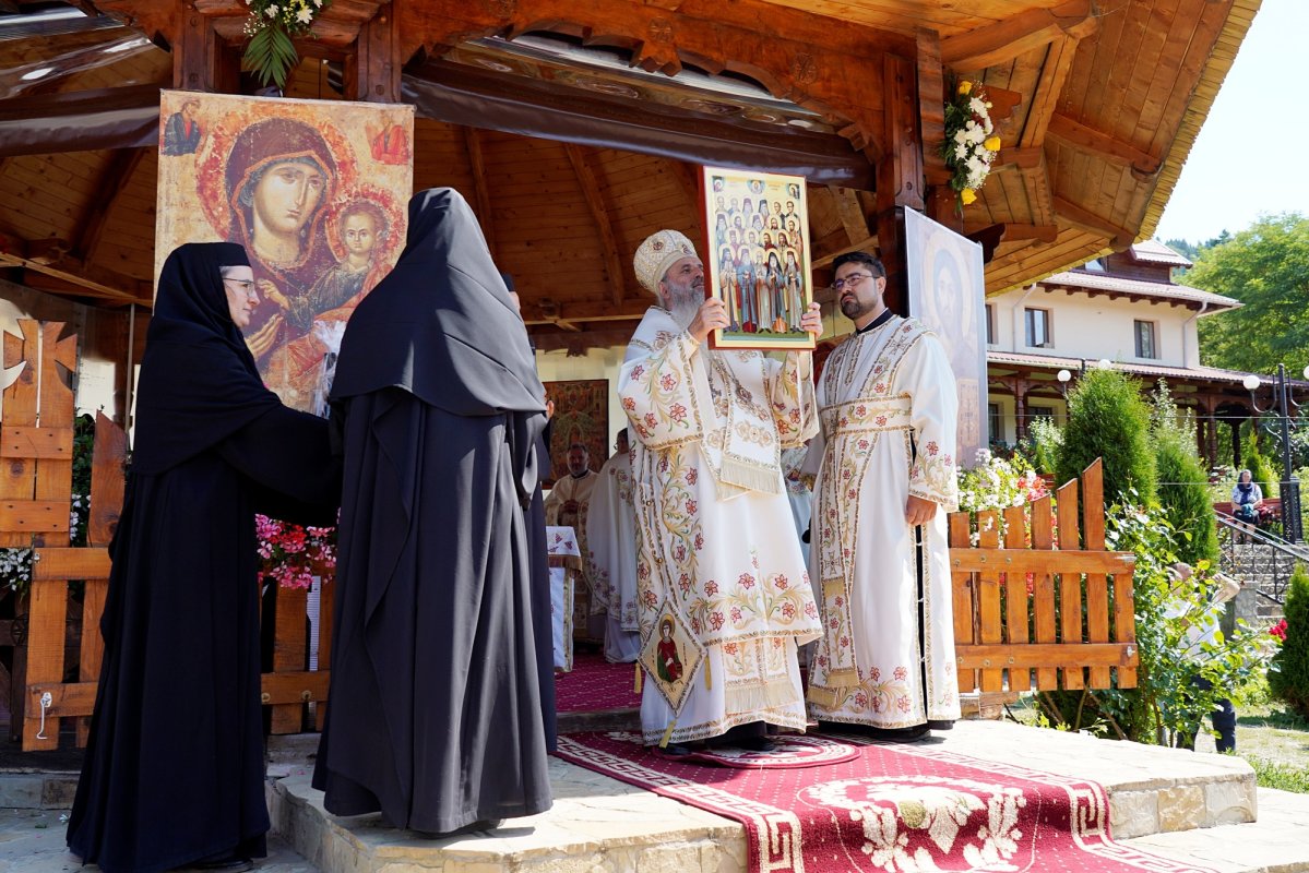 Mitropolitul Moldovei și Bucovinei la hramul Mănăstirii Paltin - Petru Vodă 339308