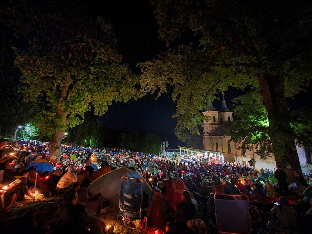 Noapte în rugăciune la Nicula: mii de pelerini au cântat Prohodul Maicii Domnului 339294
