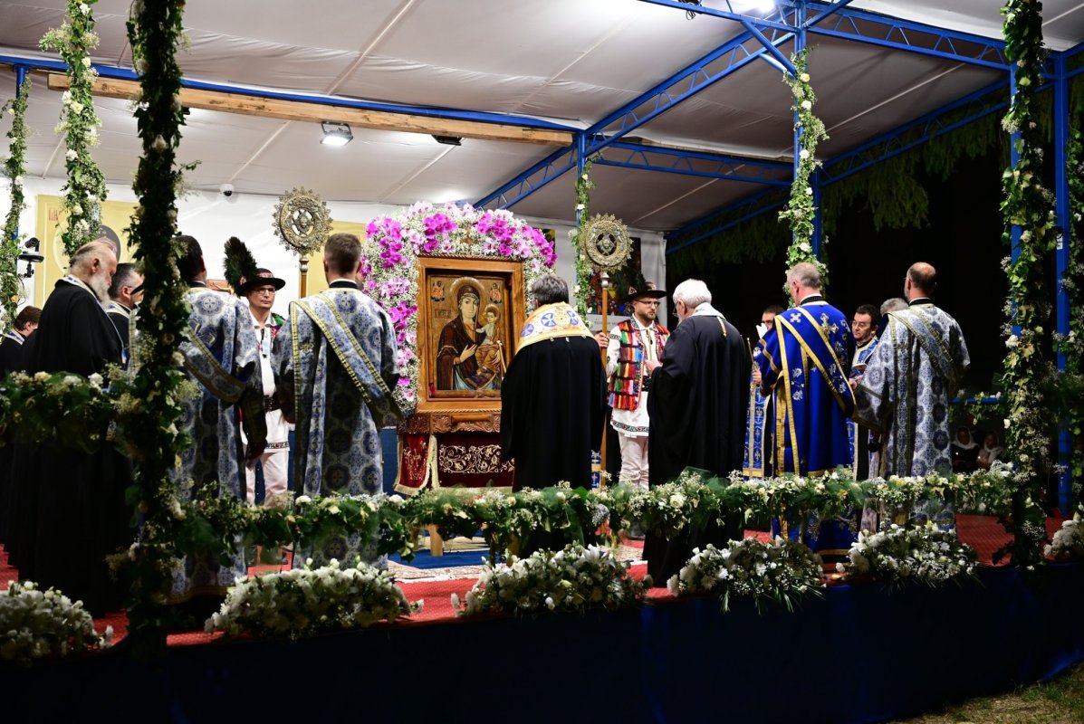 Noapte în rugăciune la Nicula: mii de pelerini au cântat Prohodul Maicii Domnului 339295