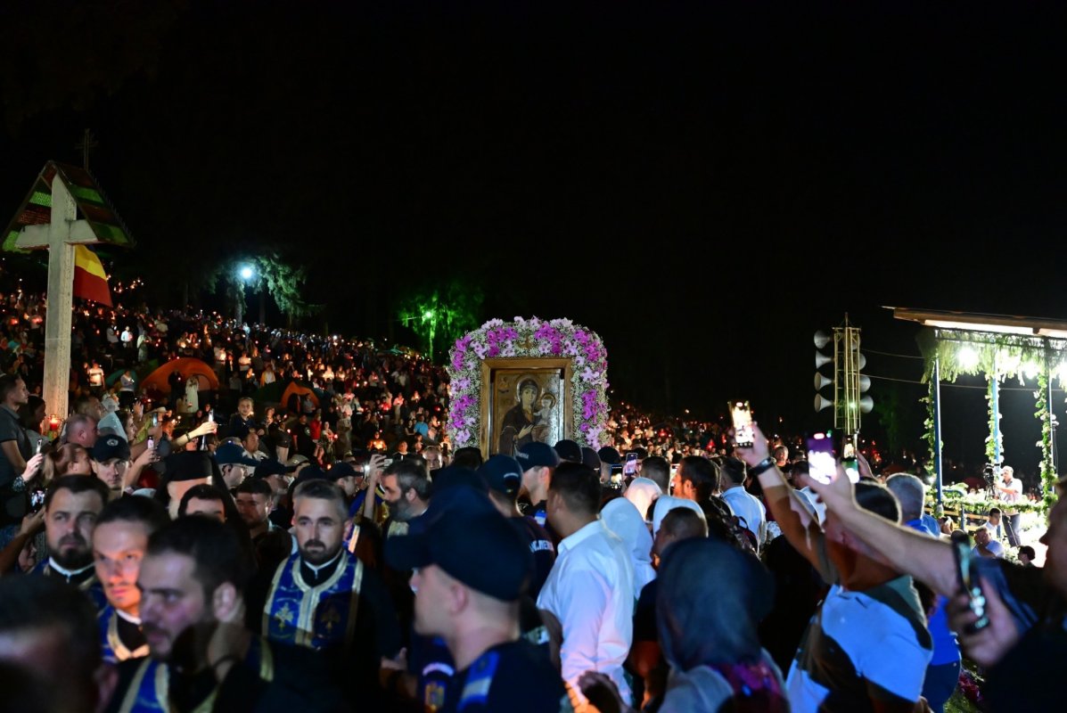 Noapte în rugăciune la Nicula: mii de pelerini au cântat Prohodul Maicii Domnului 339297