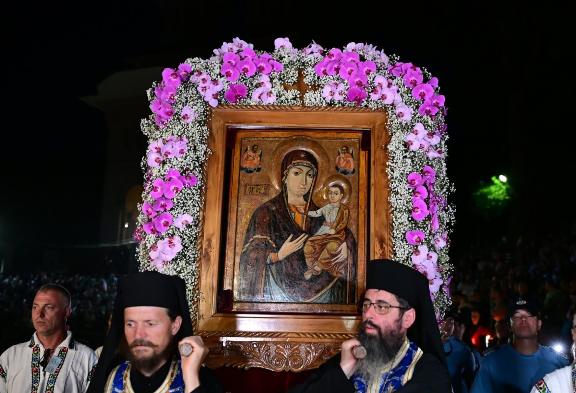 Noapte în rugăciune la Nicula: mii de pelerini au cântat Prohodul Maicii Domnului 339298