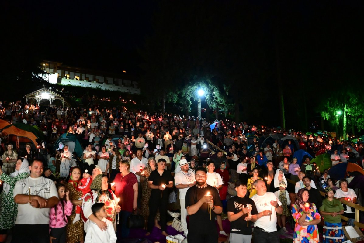 Noapte în rugăciune la Nicula: mii de pelerini au cântat Prohodul Maicii Domnului 339299