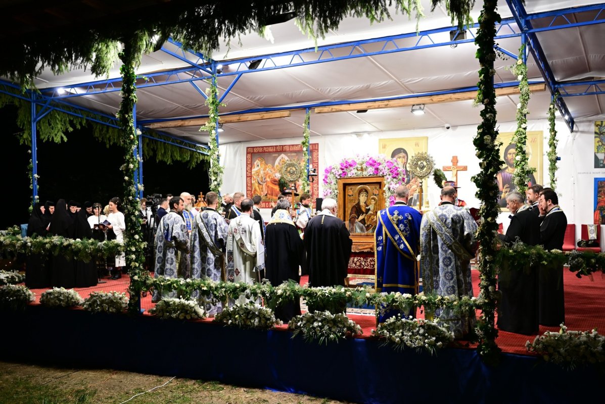 Noapte în rugăciune la Nicula: mii de pelerini au cântat Prohodul Maicii Domnului 339300