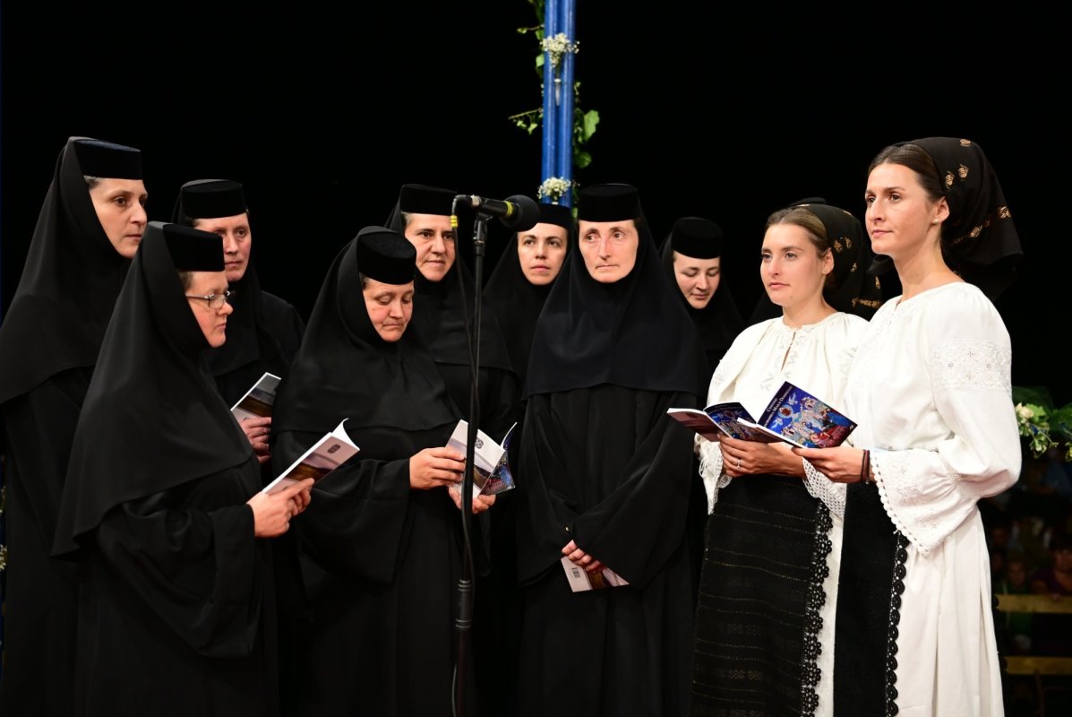 Noapte în rugăciune la Nicula: mii de pelerini au cântat Prohodul Maicii Domnului 339301