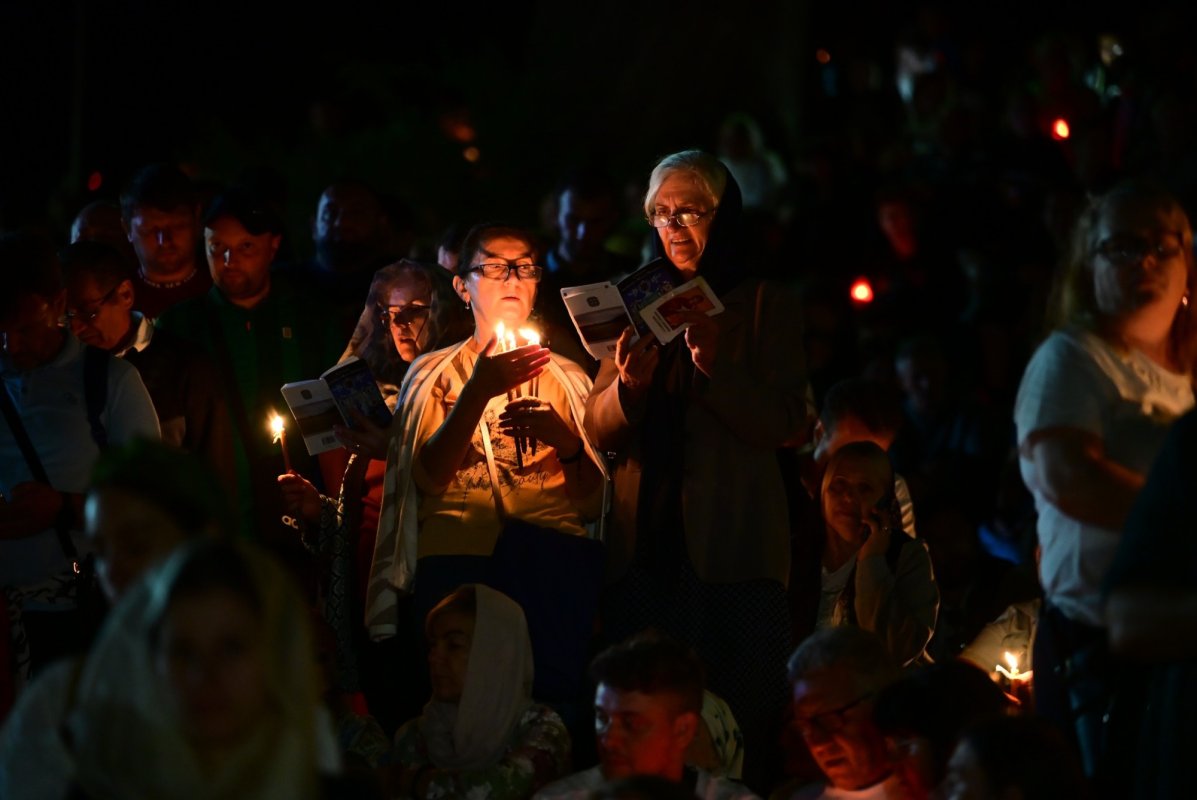 Noapte în rugăciune la Nicula: mii de pelerini au cântat Prohodul Maicii Domnului 339302