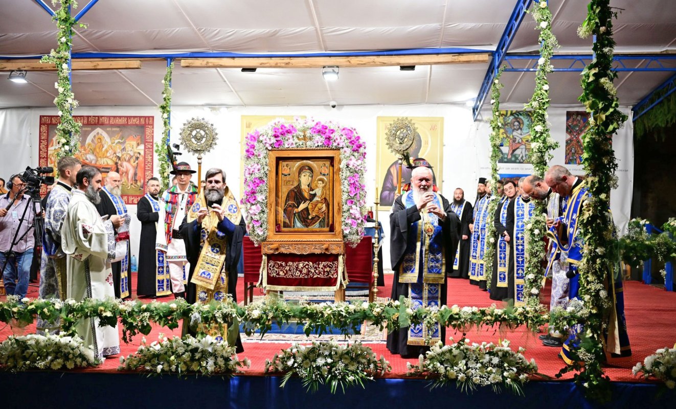 Noapte în rugăciune la Nicula: mii de pelerini au cântat Prohodul Maicii Domnului 339303