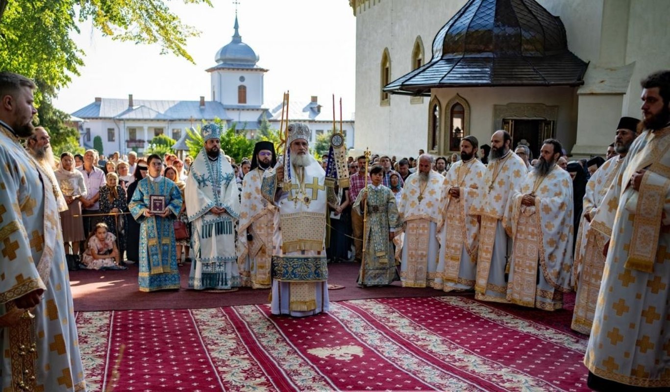 Comuniune liturgică la hramul Mănăstirii Văratec 339426