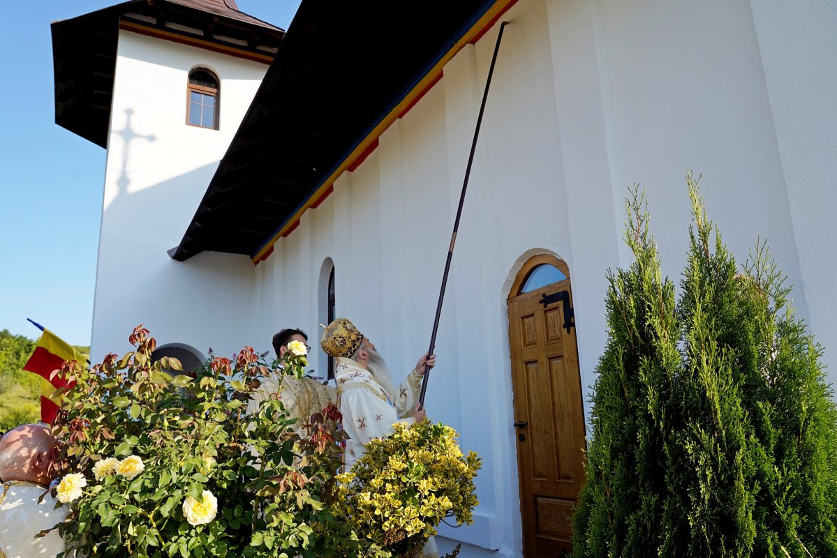 Târnosirea bisericii din Curagău, județul Iași 339454