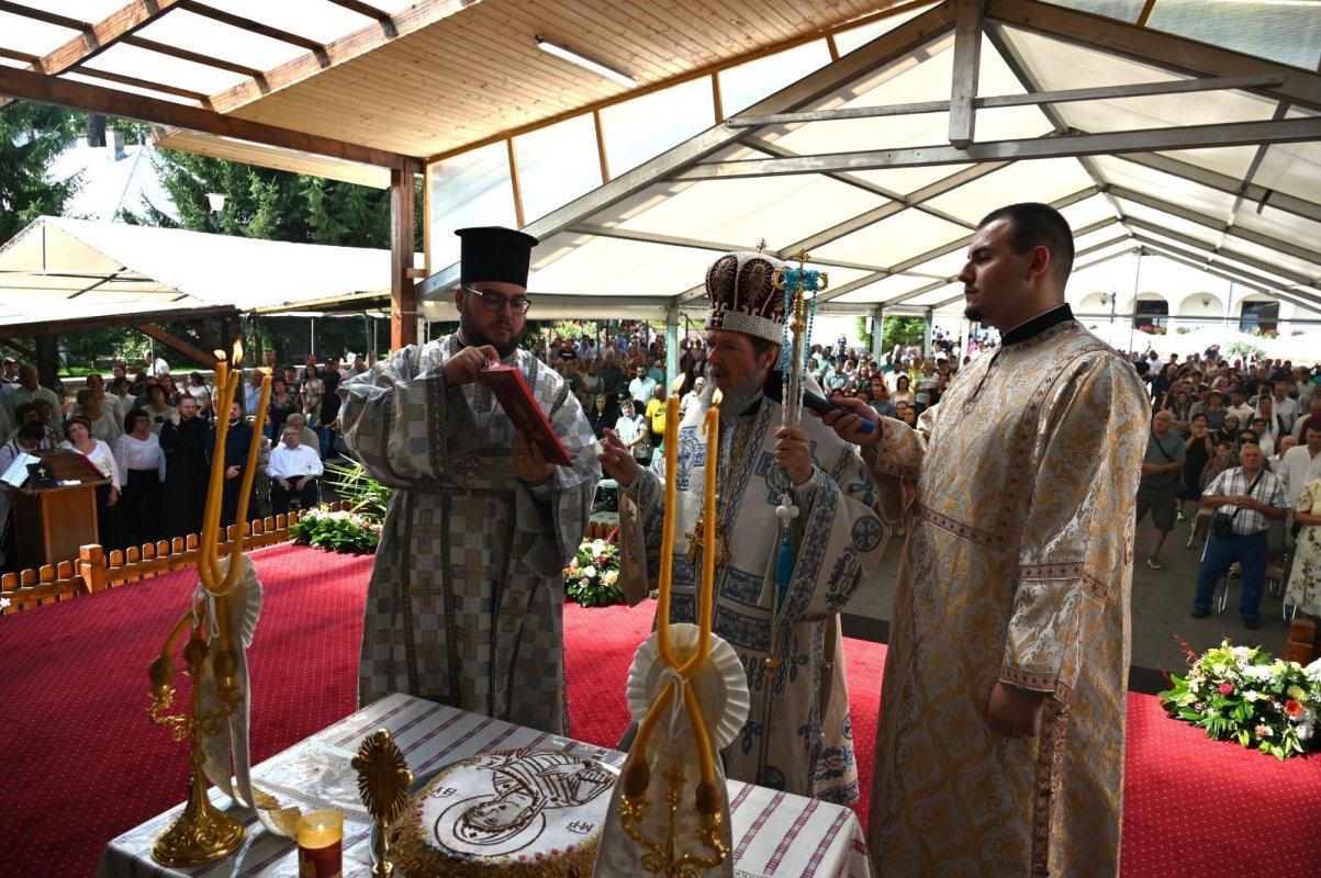 Sărbătoare la vechea catedrală a Oradiei Mari 339622