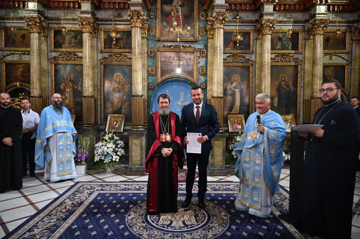 Sărbătoare la vechea catedrală a Oradiei Mari 339628