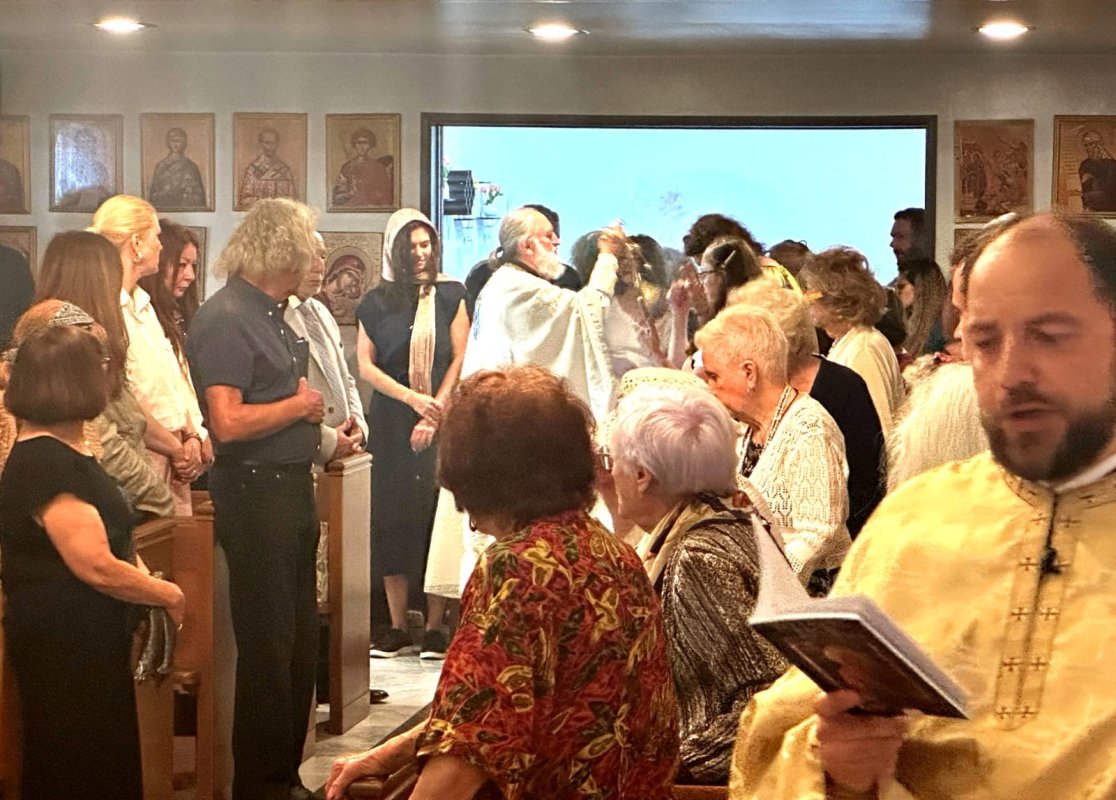 Vizită duhovnicească la o parohie românească din Los Angeles 339637